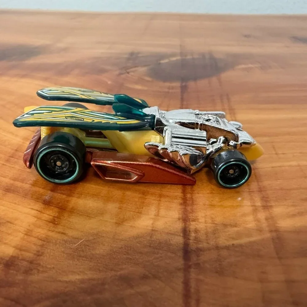 Hot Wheels Lot of 3, Toys Car - Draggin' Tail, Screamliner, Ratical Racer.